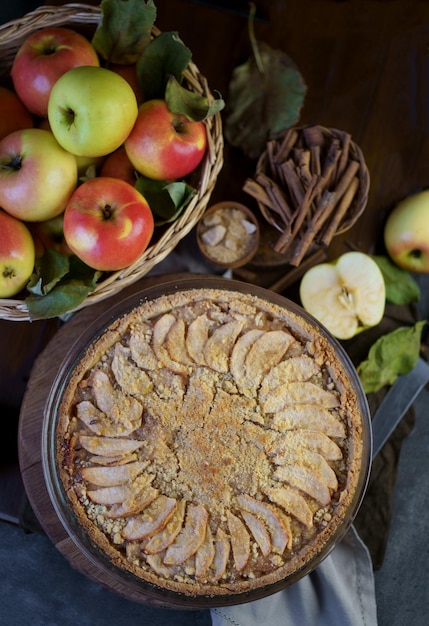 Appeltaart met vers fruit op een houten tafel