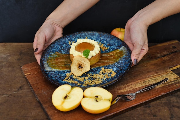 Appeltaart met verse appels op houten tafel