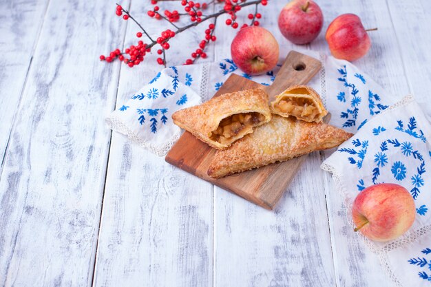 Appeltaart op een houten bord en tegen een witte achtergrond