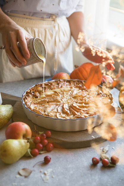 Appeltaart. Stuk vers gebakken huisgemaakte gelaagde taart met verse appels.