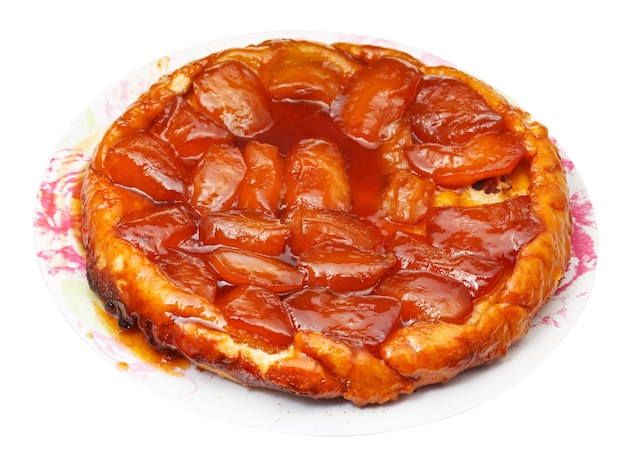 Appeltaart tarte Tatin op plaat geïsoleerd