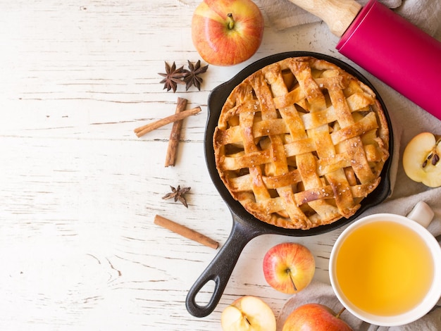 Appeltaartgebak met verse appel bovenaanzicht op houten tafel