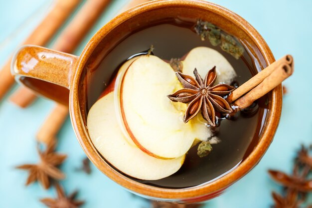 Foto appelthee met kruiden in een kopje