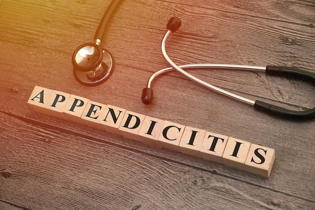 Foto appendicitis tekst woorden typografie geschreven met houten letters gezondheid en medisch concept