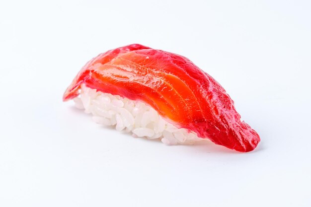 Foto appetiserende sushi met gerookte zalm op een witte achtergrond voor een voedselleveringssite 1