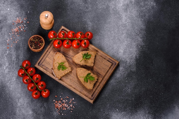 Baguette di antipasto con pasta di fegato ed erbe aromatiche colazione fatta in casa