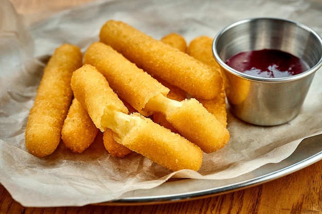 Un antipasto per patatine fritte mozzarella bastone impanato primo piano di messa a fuoco selettiva