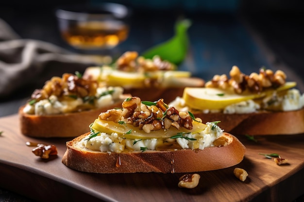 Appetizer bruschetta met peer honing walnoot en blauwe kaas op houten snijplank