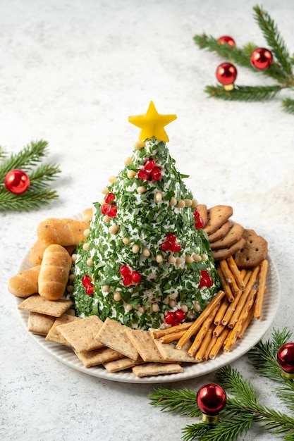 写真 チーズで作られ,ハーブで飾られたクリスマスツリーの前菜
