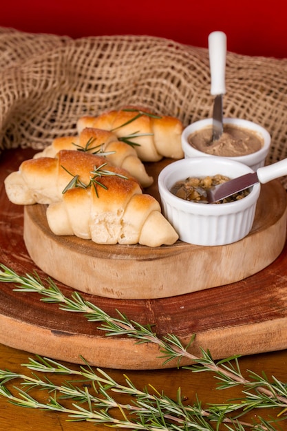 Foto antipasto sul tavolo coperto del ristorante