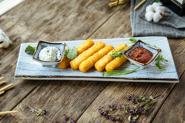 Salsa di bastoncini di formaggio fritta nel grasso bollente degli aperitivi