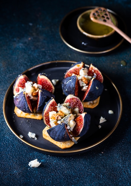 Appetizer with figs and blue cheese