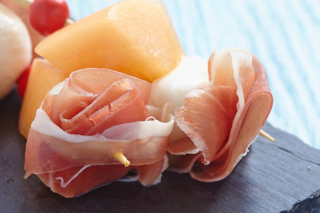 Foto antipasto con melone, formaggio e prosciutto