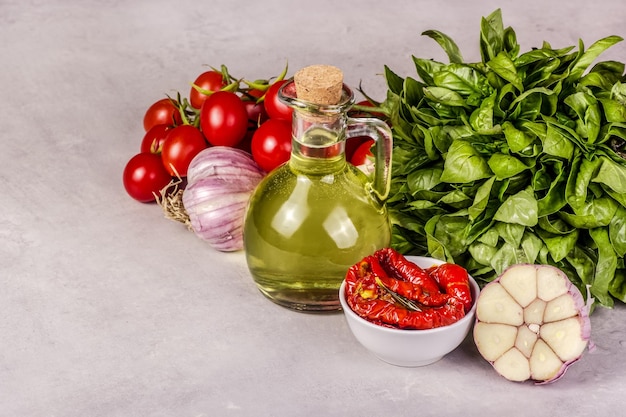 Foto antipasto con pomodori secchi aglio e olio d'oliva