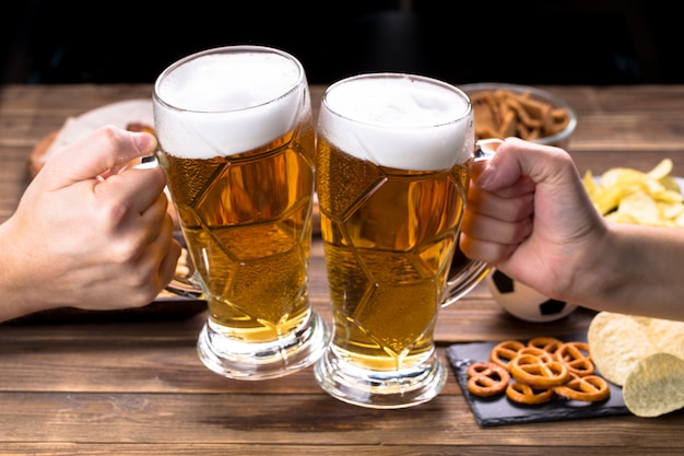 Foto antipasti e birra in tavola per la festa del calcio e assistere alla partita di calcio.