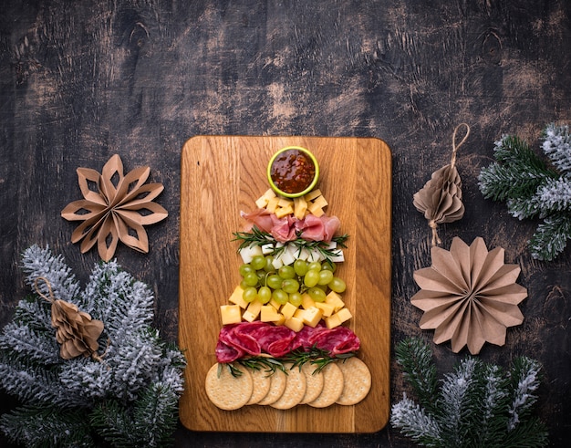 Piatto di antipasti a forma di albero di natale.