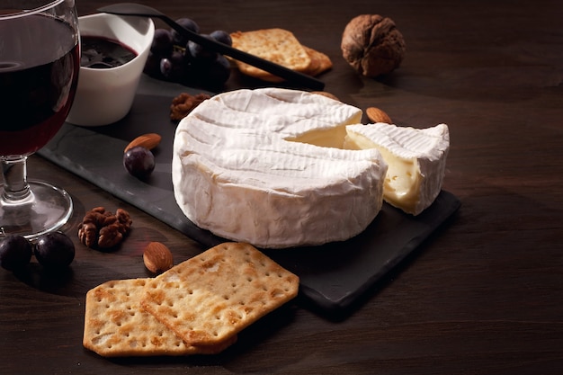 Фото Стол закусок с французским сыром камамбер и виноградом для фуршета аперитив