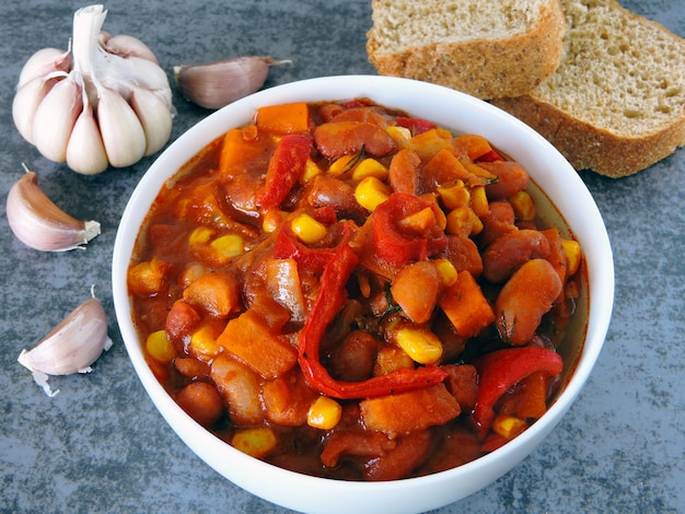 Fagioli appetitosi con verdure e stile messicano.