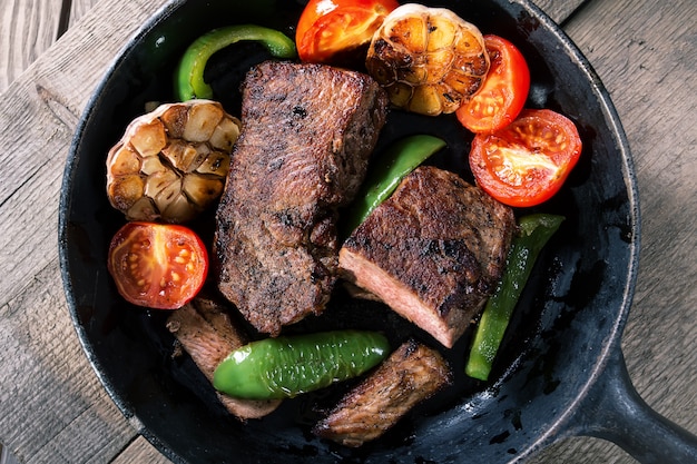 Bistecca di manzo appetitosa con verdure