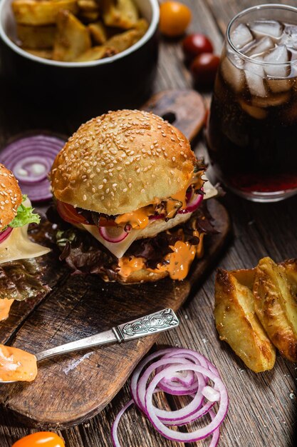 木の板にチキンカツを乗せた食欲をそそるハンバーガー