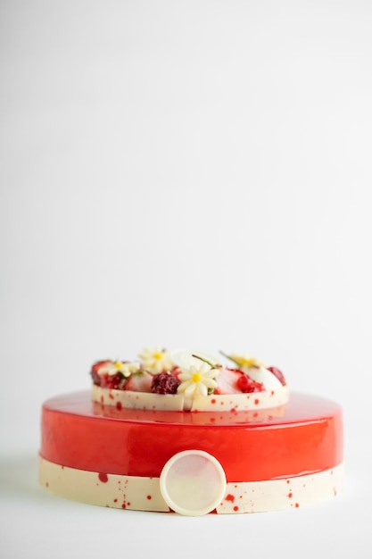 Photo an appetizing cake displayed on a red and white striped cake stand ready to be eaten