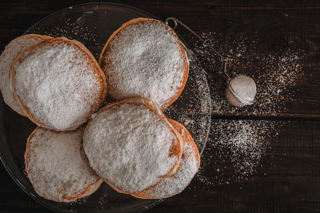 Photo appetizing donuts with powdered sugar