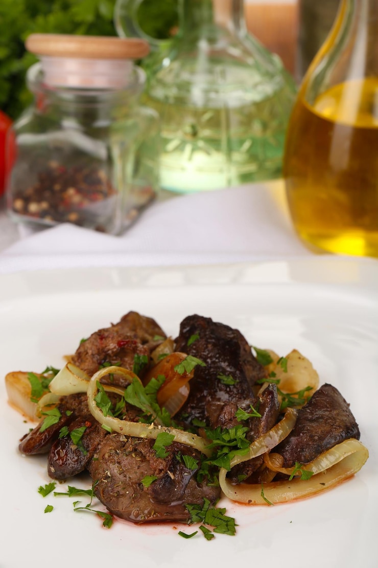 Photo appetizing fried chicken livers on plate closeup
