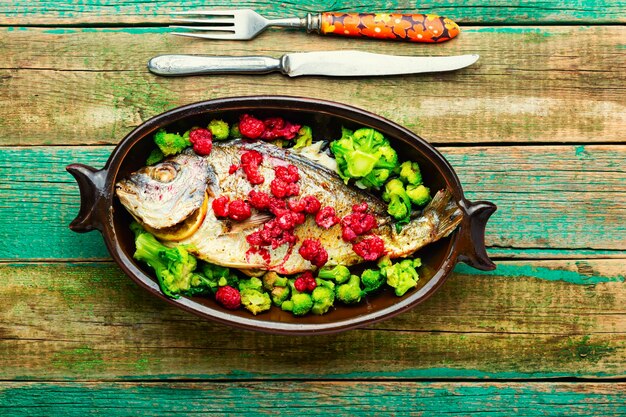 Foto pesce appetitoso orata in salsa di frutti di bosco