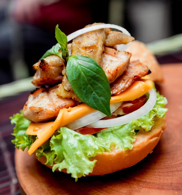 食欲をそそるハンバーガーとチーズと野菜。バーベキュー。飲食店。