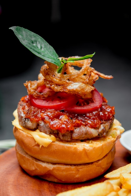 食欲をそそるハンバーガーとチーズと野菜。バーベキュー。