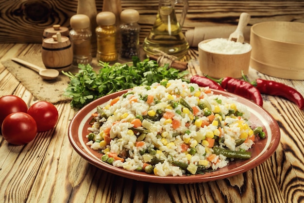 木製の背景に野菜とパスタオルゾーまたはライスリゾットの食欲をそそる健康的なボウル