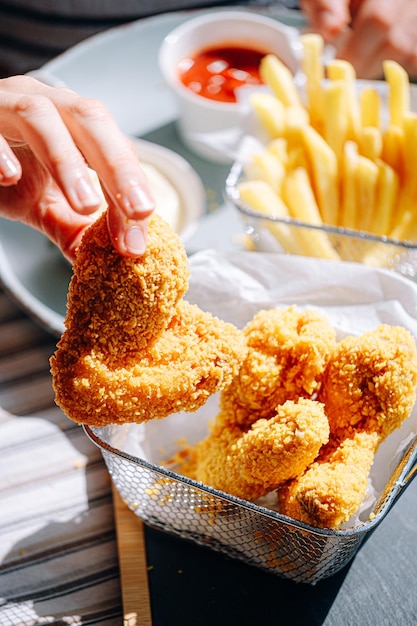 Foto alette di pollo appetitose e calde in una pastella ariosa e croccante con salse diverse