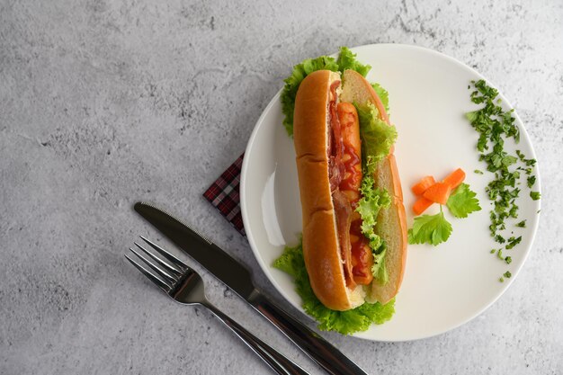 Photo appetizing of hotdog placed in white dish beautifully