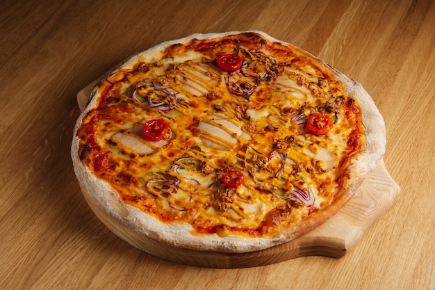 Foto appetitosa pizza di carne italiana su tavola di legno