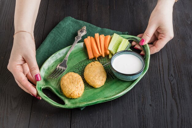 食欲をそそるランチ料理、チキンカツレツ。レストランのサービス。