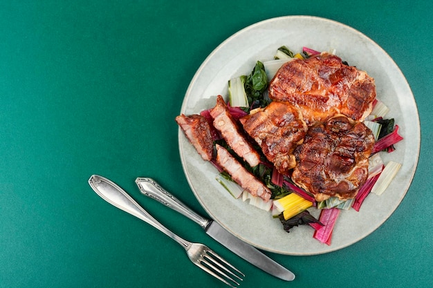 Photo appetizing meat steak on a vegetable pillow copy space