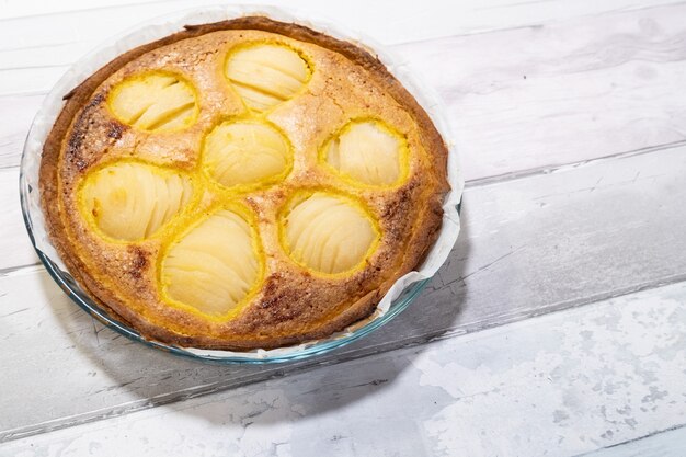 フランスの昔ながらの家庭で作られた食欲をそそる梨のタルト