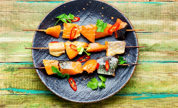 Bocconcini di salmone essiccato salato su spiedini di legno