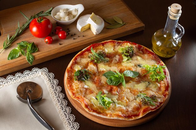 Фото Аппетитная пицца на темном столе с ингредиентами
