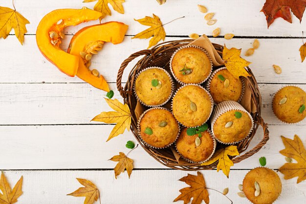 Muffin appetitosi e rubicondi con zucca e noce.