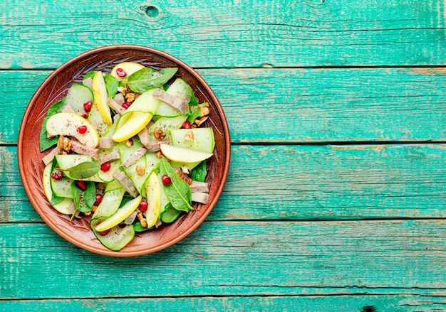 Аппетитный салат из овощей, фруктов и мяса на языке. Диетическое питание.