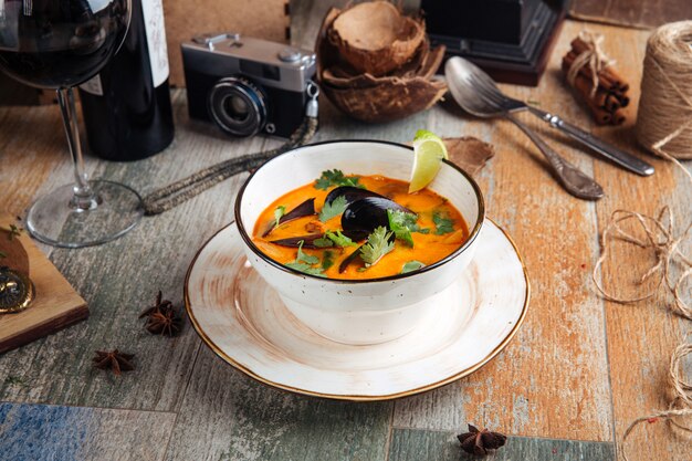 Foto zuppa appetitosa di tom yam di pesce