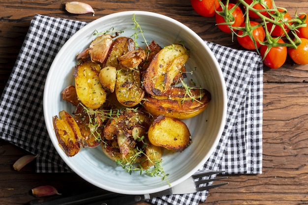 Аппетитное тушеное мясо из свиной вырезки, приготовленное в воке, нарезанное кубиками