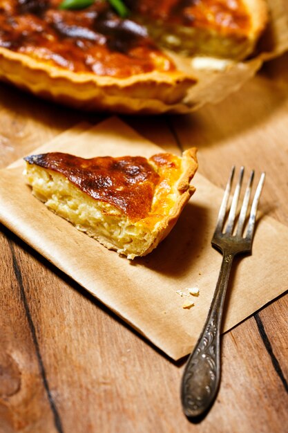 Crostata appetitosa servita con erbe fresche