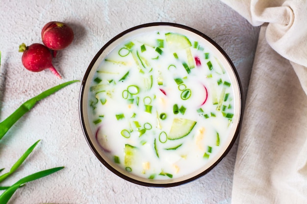 Foto appetitosa zuppa fredda tradizionale russa con verdure e kefir in una ciotola di cibo fatto in casa