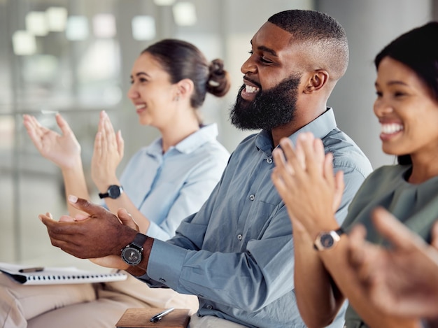 Applaus motivatie en succes met een zakelijk team dat klapt tijdens een workshop voor leren, coaching en ontwikkeling Samenwerking teamwork en doel met een menigte ter viering van een prestatie