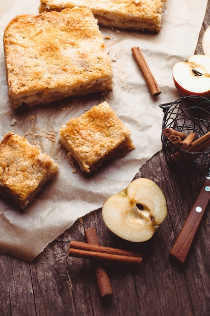 Torta di mele con mele grattugiate e cannella in tavola