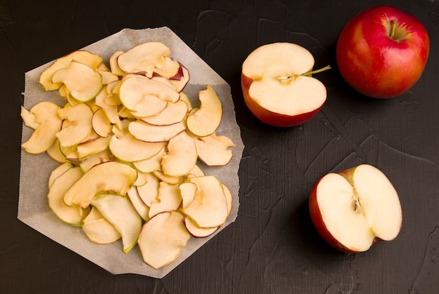 Photo apple chips next to fresh apples