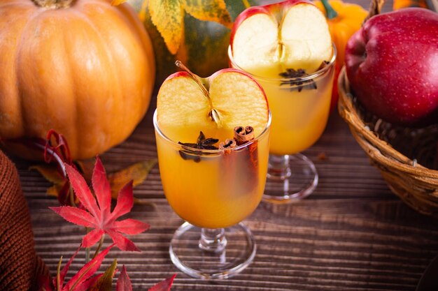 Foto sidro di mela o cocktail con cannella, anice a stella e fette di mela bevanda d'autunno