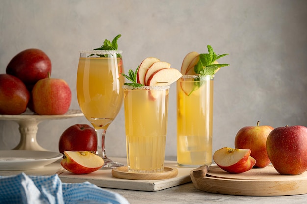 Apple cider cocktails drinken met verse rode appels